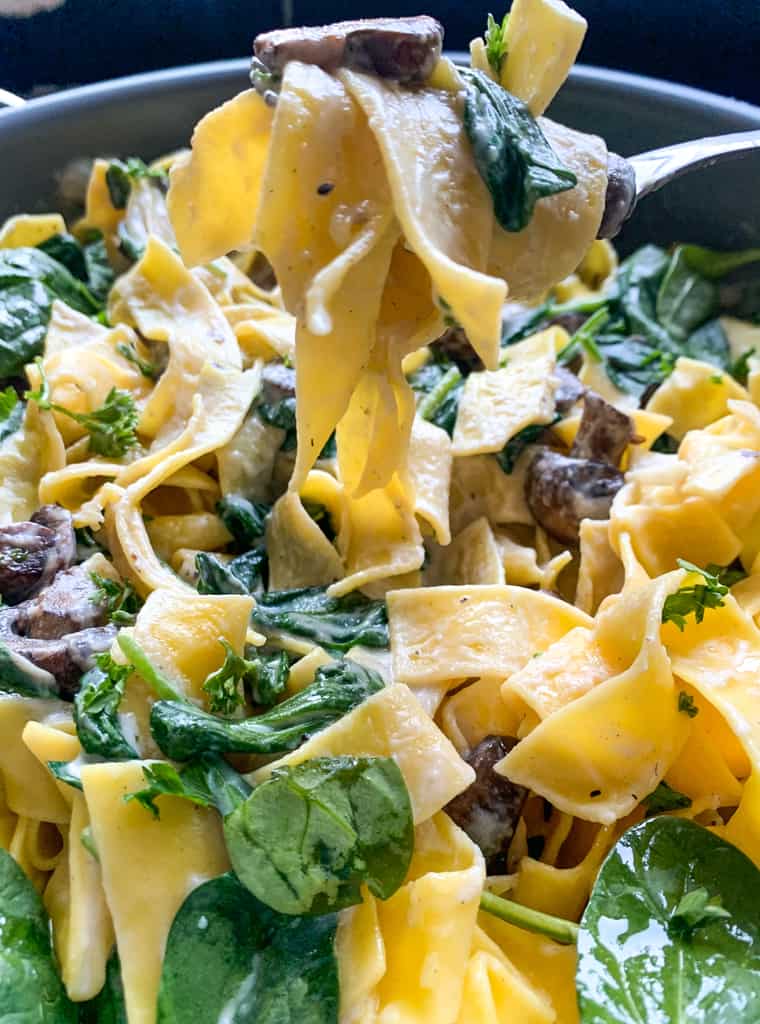 fettuccine pasta with mushrooms and spinach and thyme
